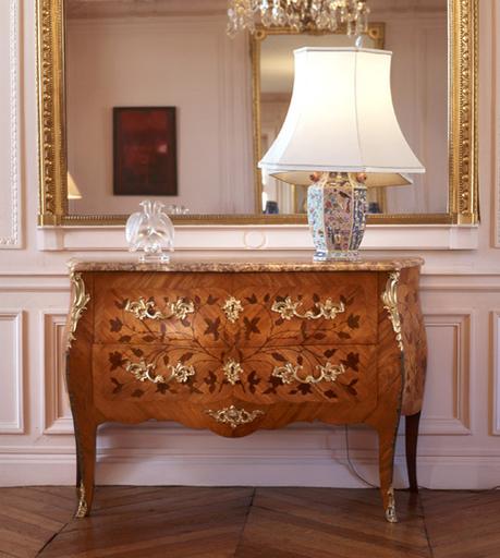 Commode en marqueterie, dans le grand salon : vue de trois-quarts.