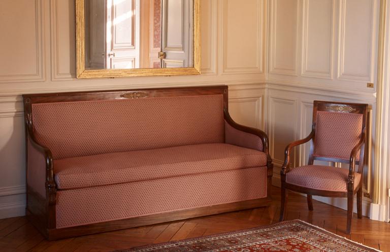 Fauteuil et canapé de style Empire, dans l'antichambre des pièces de réception (premier étage).