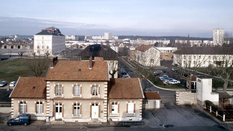 Vue prise depuis le dernier étage de la caserne Augereau, vers le nord-ouest : au premier plan, bâtiment annexe et porche de la caserne Augereau, le long de l'avenue Emile Leclerc. Dans le fond, bâtiments du quartier Pajol.