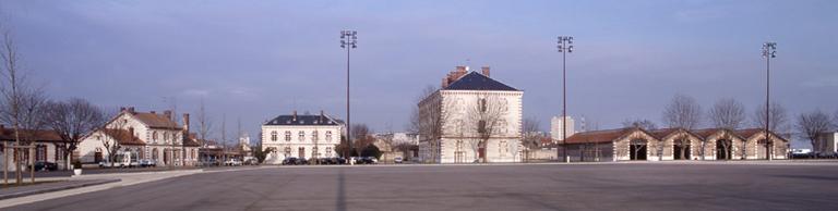 Le quartier Pajol : vue générale des bâtiments bordant le côté nord de la place d'armes.