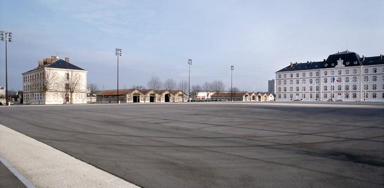 Le quartier Pajol : vue générale des bâtiments entourant la place d'armes au nord et à l'est.