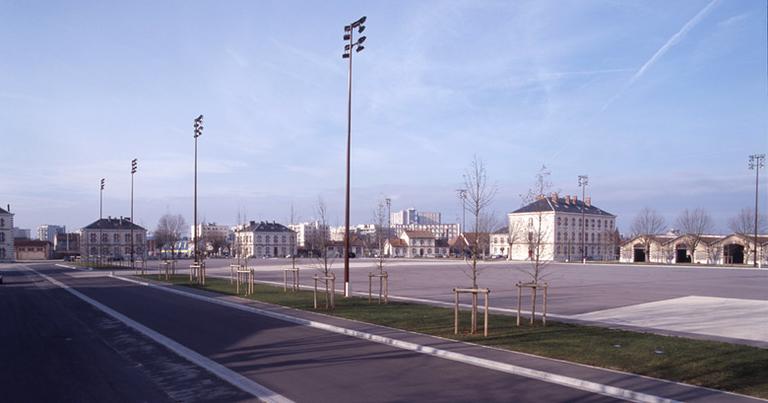 Le quartier Pajol : vue générale des bâtiments entourant la place d'armes à l'ouest.