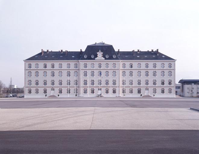 Le quartier Pajol : la façade du bâtiment d'état-major.