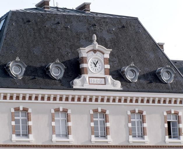 Le quartier Pajol : détail de l'horloge au sommet du bâtiment d'état-major, portant la date '1900'.