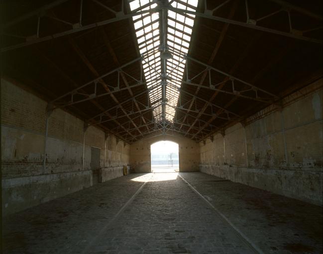 Le quartier Pajol : vue intérieure du bâtiment d'écuries au nord de la place d'armes (intérieur de la 3e travée, depuis le nord).