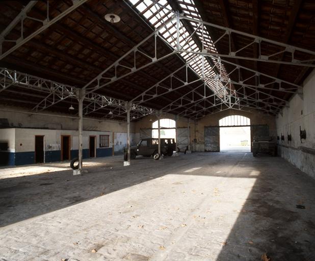 Le quartier Pajol : vue intérieure du bâtiment d'écuries au nord de la place d'armes (partie ouest, correspondant aux deux premières travées).