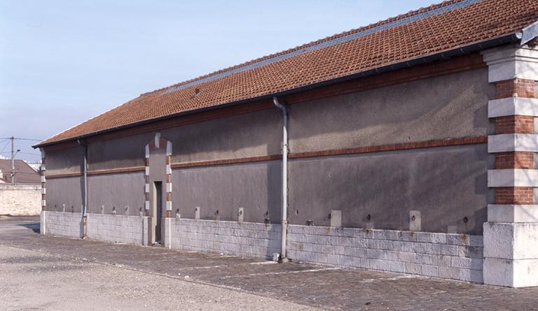 Le quartier Pajol : les écuries au nord de la place d'armes, élévation latérale ouest. On voit encore les anneaux pour attacher les chevaux.