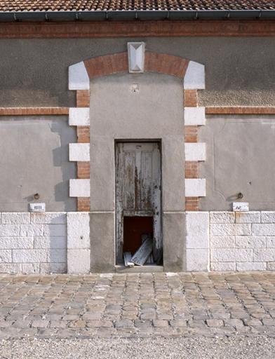 Le quartier Pajol : les écuries au nord de la place d'armes, détail de la porte sur le mur ouest.