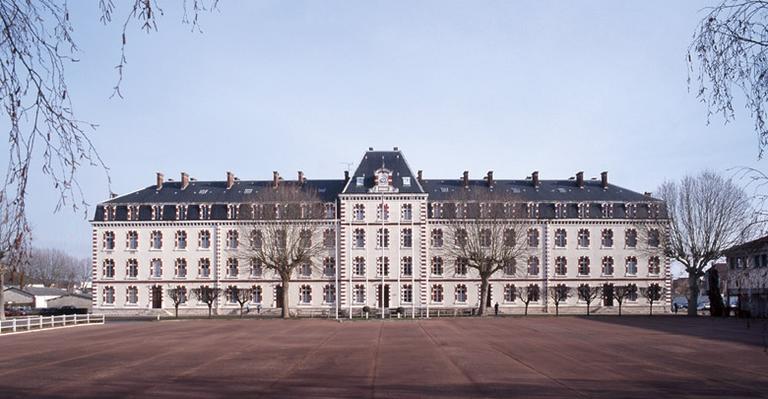 La caserne Augereau : façade du bâtiment principal. Le musée de la gendarmerie se trouve dans la partie nord (en 2005).