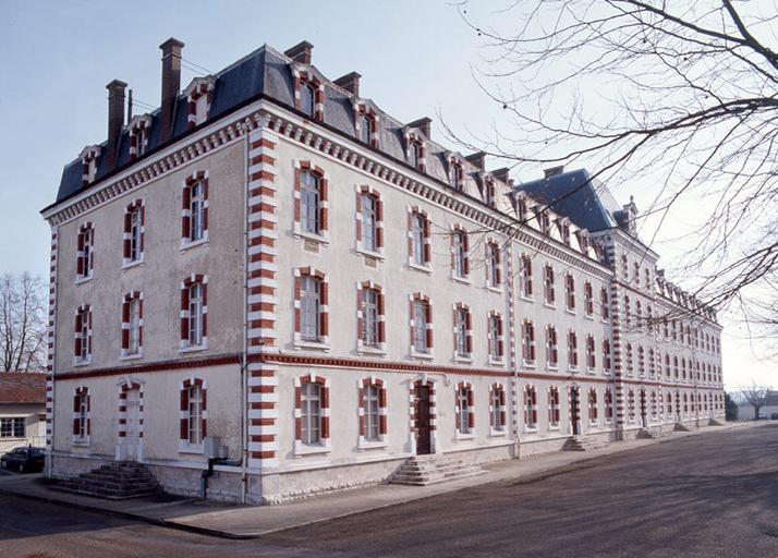 La caserne Augereau : le bâtiment principal, vu du nord-ouest.