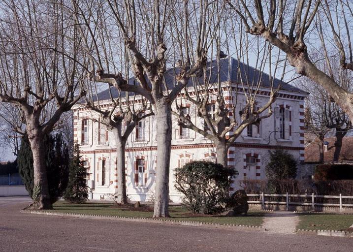 La caserne Augereau : le bâtiment de l'angle ouest, rue Emile Leclerc. Vue prise depuis le sud-est.