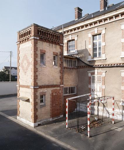 La caserne Augereau : le transformateur au revers du bâtiment occupant l'angle sud de la caserne (vers la rue Louis Beaunier).