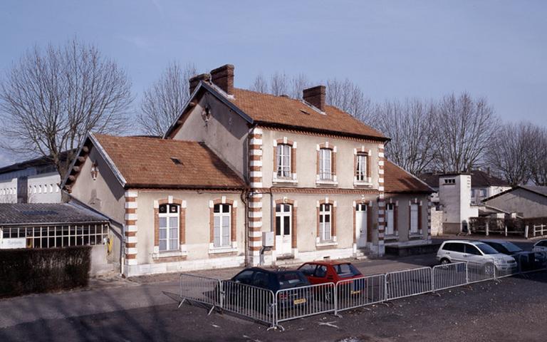 La caserne Augereau : petit bâtiment au nord du corps principal, bordant la rue Emile Leclerc.