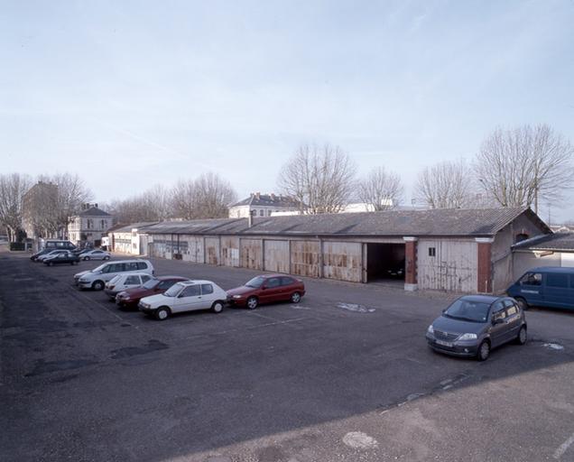 La caserne Augereau : hangars bordant la rue Emile Leclerc.