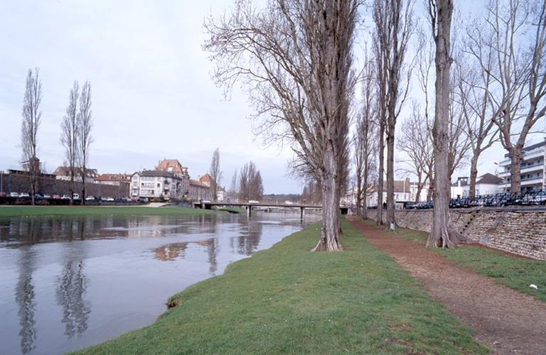 Les bords de Seine le long du petit bras, en amont des ponts.