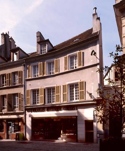 Façade de l'immeuble, rue du Miroir, ayant conservé l'alignement ancien.
