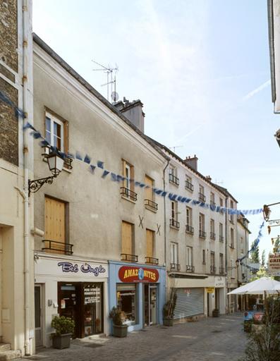Vue des façades ouest de la rue de Boisettes. Au premier plan, le n° 12 : immeuble ancien dont la façade a été ravalée dans la deuxième moitié du 20e siècle (enduit et ferronnerie modernes).