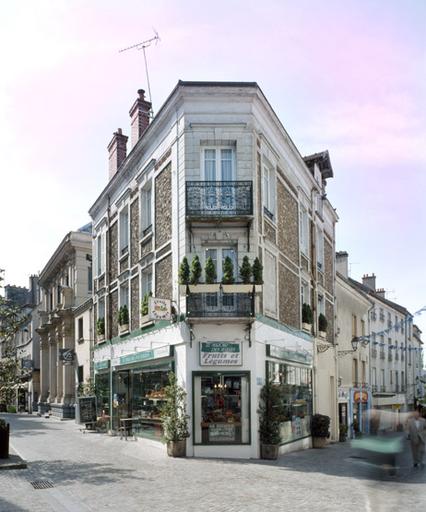 Vue d'ensemble de l'immeuble au coin de la rue de Boissettes (n°14) et de la rue du Miroir.