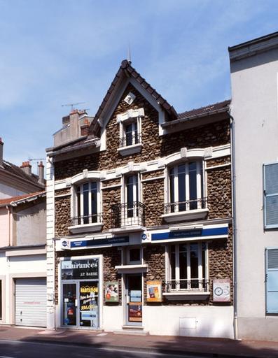 Cette maison, 24 quai Pasteur, se distingue du bâti environnant (plus ancien) par l'emploi de la meulière apparente et par la forme de son comble.
