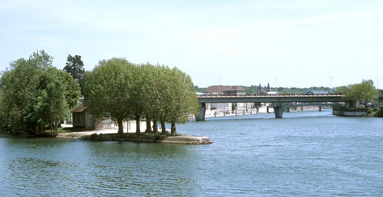 Vue de la pointe orientale de l'île Saint-Etienne, depuis Le Mée, avec à droite le pont de la pénétrante franchissant le grand bras de la Seine.