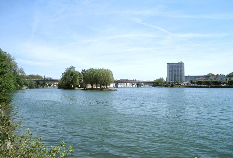 Vue générale depuis l'ouest (photographie prise depuis Le Mée, en bord de Seine).