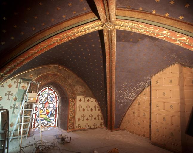 Voûte du bras nord du transept, avec sa peinture murale du 19e siècle. Cliché pris pendant la restauration de 2005.