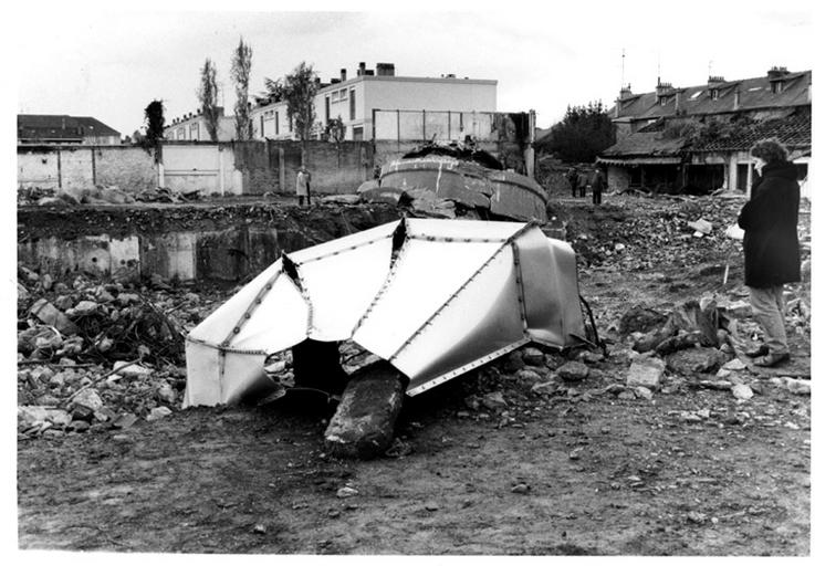 La coiffe de la cheminée démolie. 25 novembre 1997.