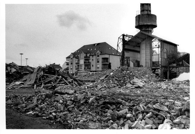 L'usine en cours de démolition : base de la cheminée. 10 novembre 1997.