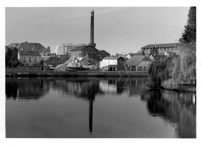 Vue d'ensemble, depuis le nord-est : le front de Seine. L'immeuble d'habitation à l 'est est en cours de démolition. 5 octobre 1997.