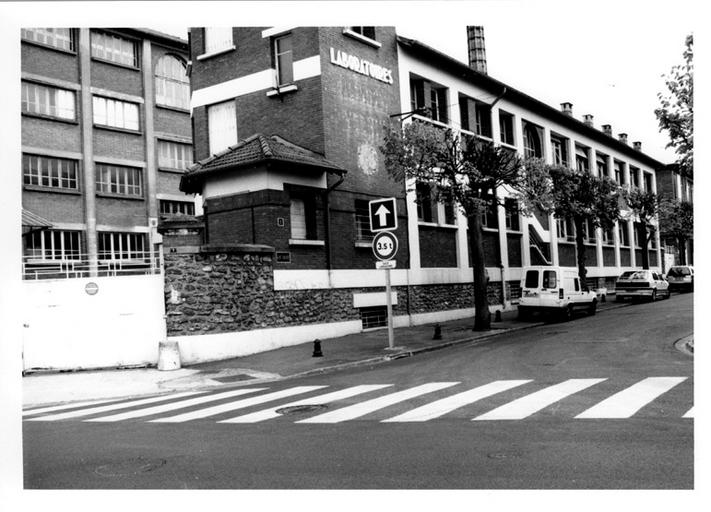 Bâtiment en bordure de la rue Dajot. 25 avril 1996.