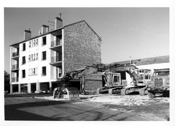 Immeuble d'habitation, dans l'angle nord-est de l'usine. 1er octobre 1997.