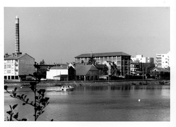 Vue d'ensemble, depuis le nord-est : élévation sur la Seine. 15 mai 1996.