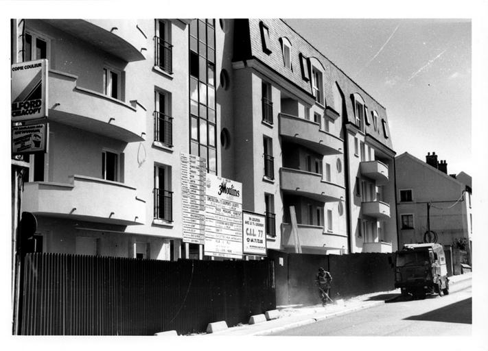 Le nouvel immeuble de la société Trois-Moulins Habitat, construit à l'emplacement d'une ferme et de maisons, 23-29bis rue Saint-Liesne (cf cliché précédent, 05770317NUCB). Vue prise le 20/06/1995.