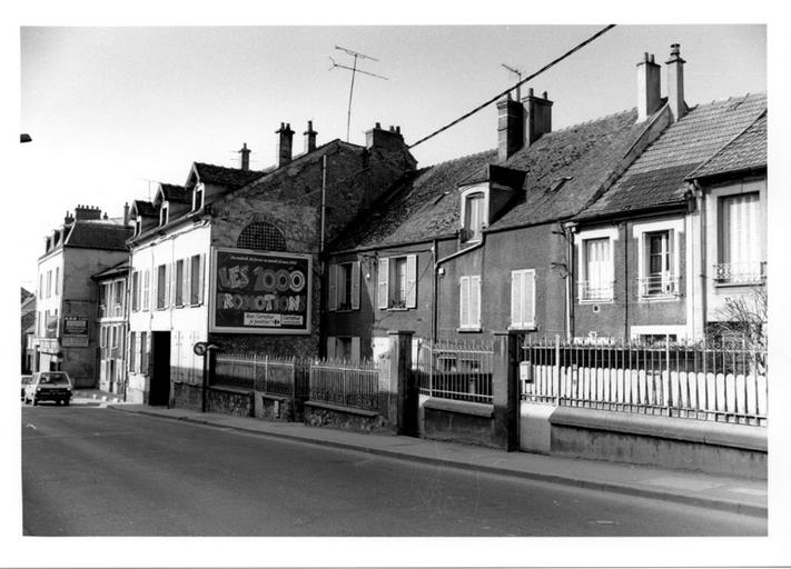 Façades des maisons et d'une ancienne ferme (aujourd'hui disparues), 23-31 rue Saint-Liesne, en 1992.