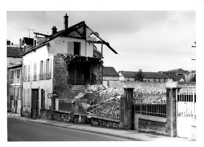 Destruction des maisons et de l'ancienne ferme, 25-29 rue Saint-Liesne, le 20 février 1994.