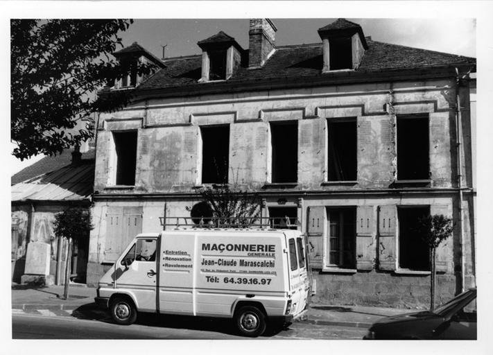 Façade de la maison située 30 rue Gambetta, dans son état d'origine (30 mars 1995).