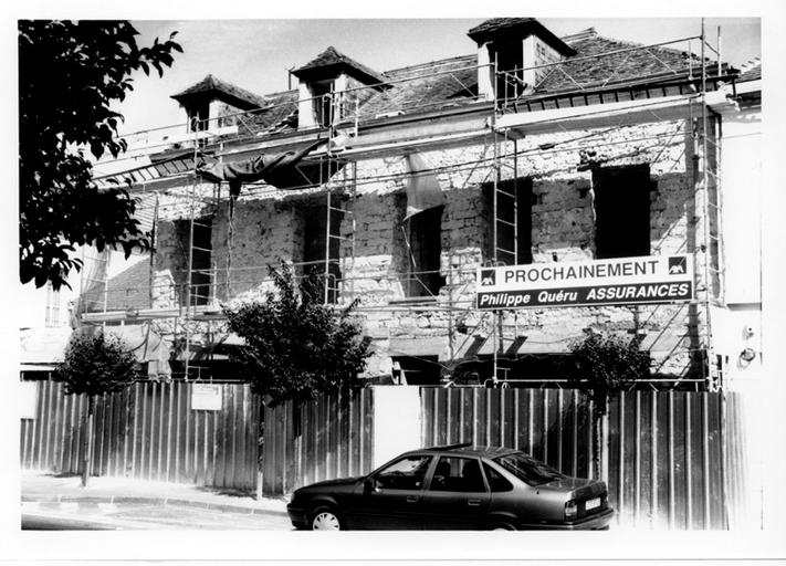 Façade de la maison située 30 rue Gambetta, sans son enduit (20 juin 1995).