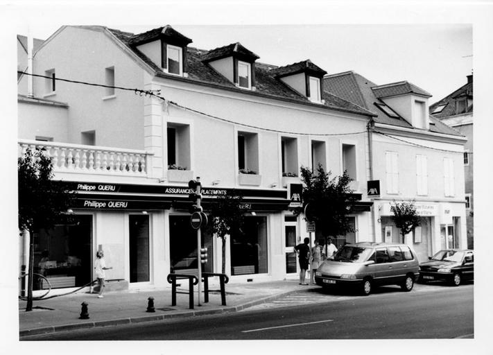 Etat actuel de la maison située 30 rue Gambetta, après transformation en bureaux d'assurance (20 août 1995).