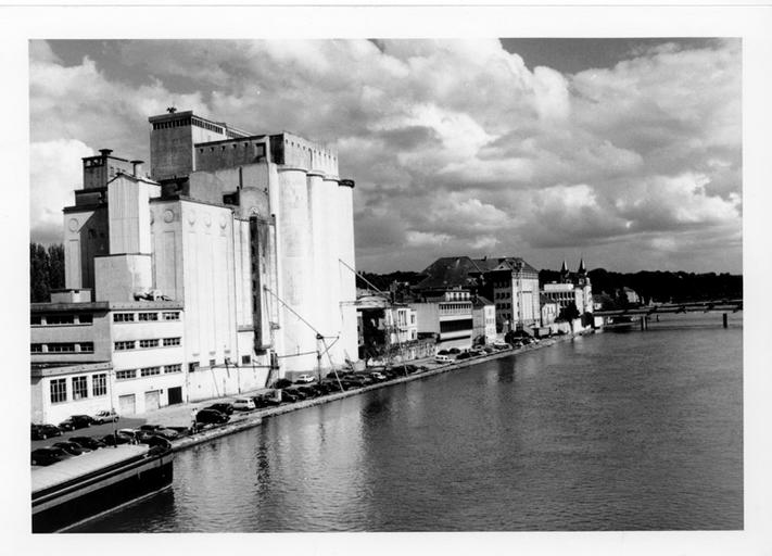 Vue générale de l'île Saint-Etienne, avec les silos et les Moulins de Melun, depuis le sud-ouest. 15 septembre 1995.