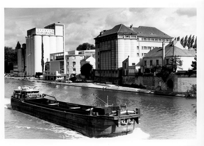 Vue générale des silos et des Moulins de Melun, depuis le sud-est. 1er août 1998.