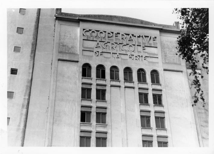 Détail de la façade, sur la rue du Château. 30 septembre 1998.