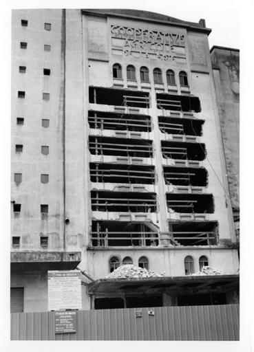 La façade des silos en cours de démolition. 1er novembre 1998.