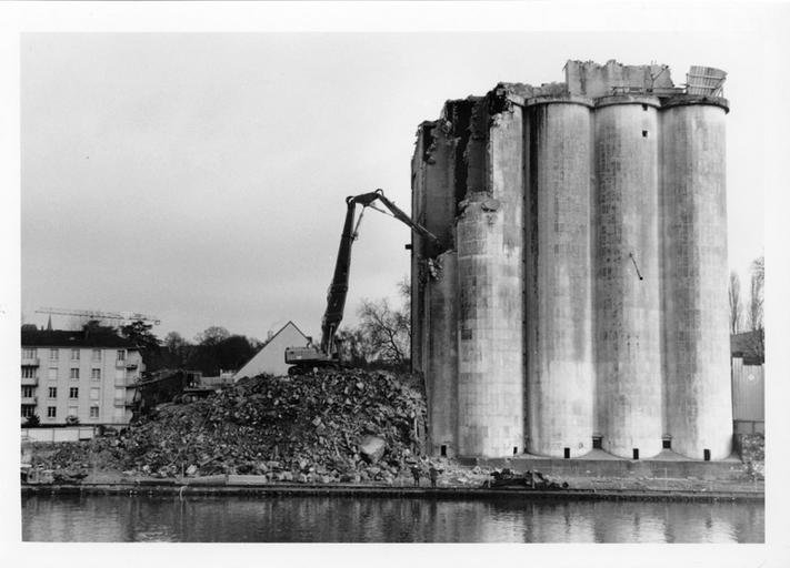 Les silos en cours de démolition. 15 décembre 1998.