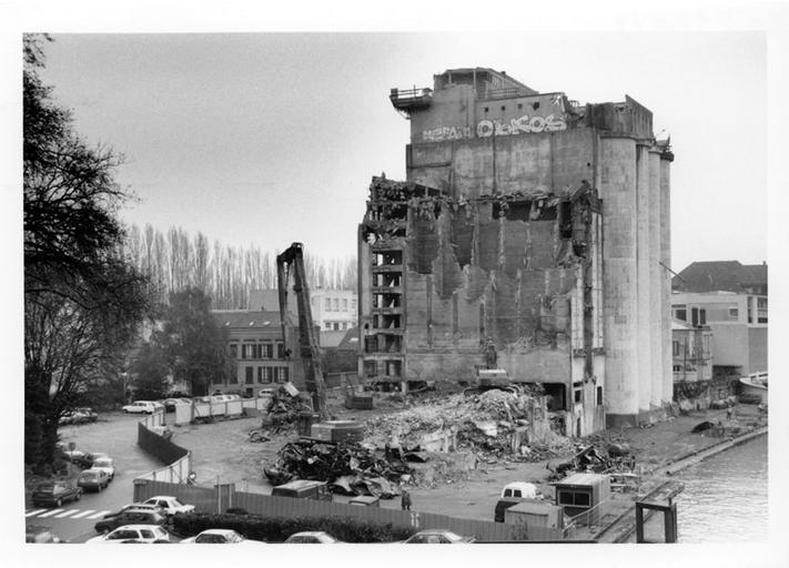 Les silos en cours de démolition. 30 novembre 1998.