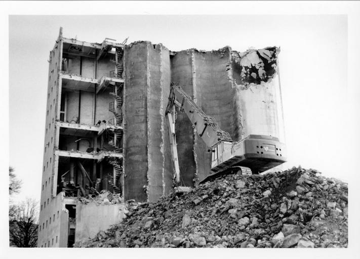 Les silos en cours de démolition. 5 janvier 1999.