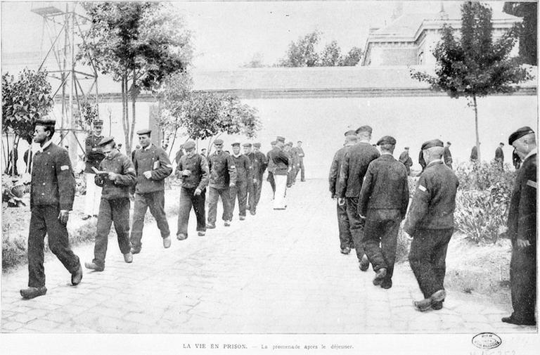 Page 287 de l'article 'La vie d'une prison', paru dans l'Illustration'. La promenade après le déjeuner.