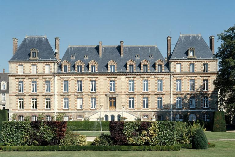 La façade sur jardin (élévation sud).