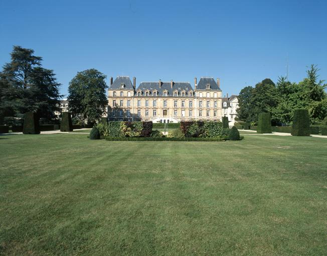 La façade sud et le jardin à la française.