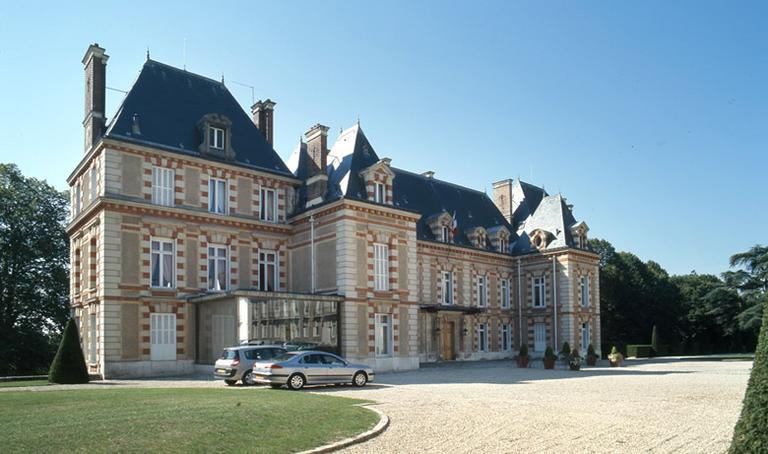 La façade sur cour (élévation nord), vue depuis le nord-est.