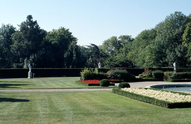 Les trois statues de la terrasse du jardin à la française.